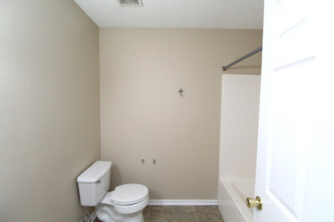 Building Photo - Updated 3BR/1BA Home with Fenced Yard in C...