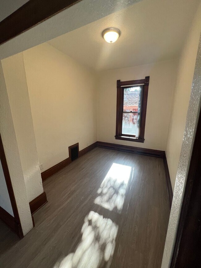 Building Photo - 2110 Grove Cir W