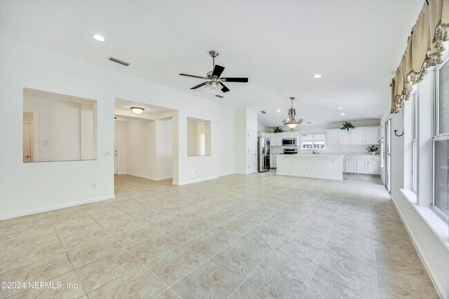 Building Photo - 657 MacKenzie Cir