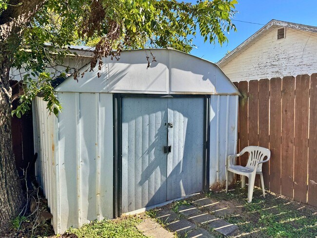 Building Photo - Adorable 3 Bed, 1 Bath Craftsman Home