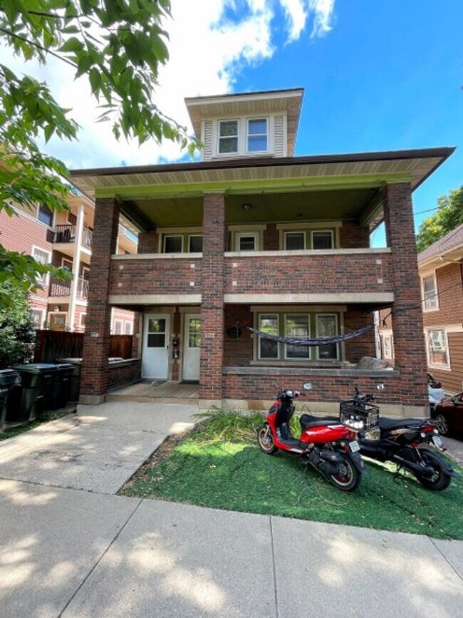 Building Photo - 151 Lathrop St
