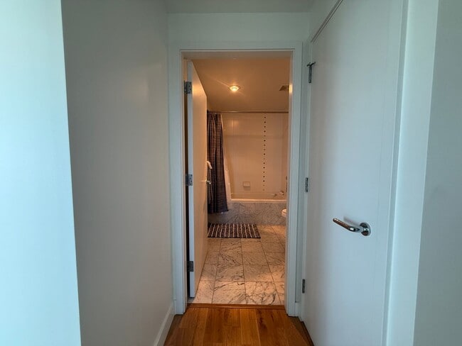 Building Photo - Upscale 2 Bed 2 Bath with Floor-to-Ceiling Windows and Stunning City Views