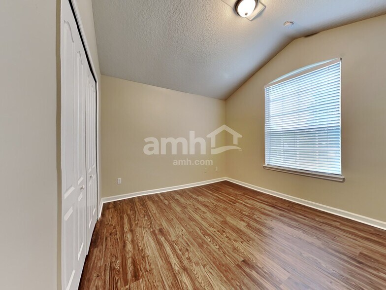 Building Photo - 890 Thoroughbred Dr