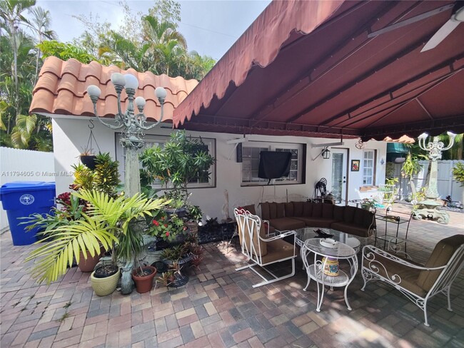 Building Photo - 1823 S Bayshore Ln