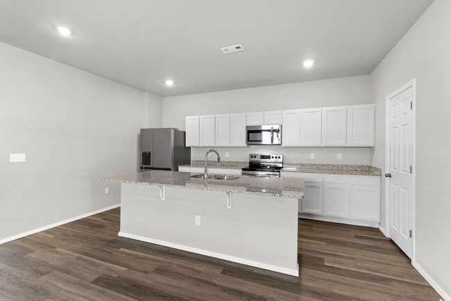 Building Photo - Spacious Home in Fayetteville!