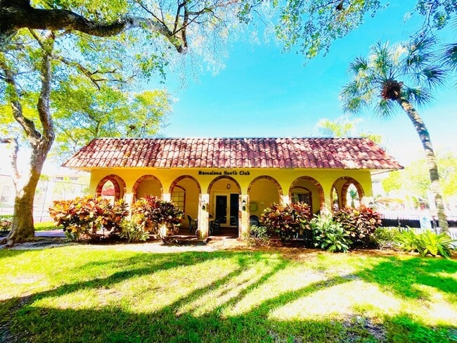 Building Photo - 257 S Cypress Rd