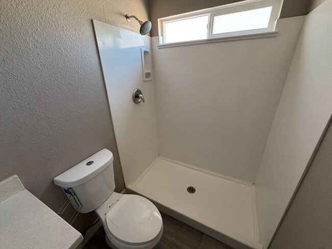 Building Photo - Stunning 3-bedroom, 2-bathroom home locate...