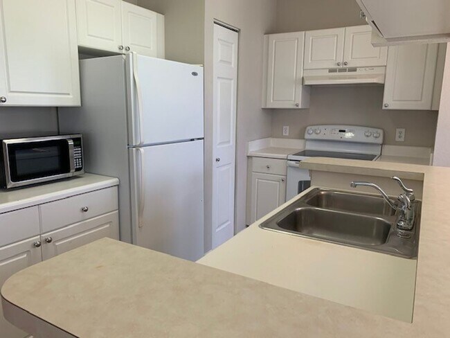 Building Photo - 2/2, 2nd floor unit in gated, Sanford community