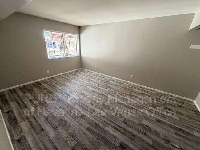 Building Photo - 1405 E Vegas Valley Dr