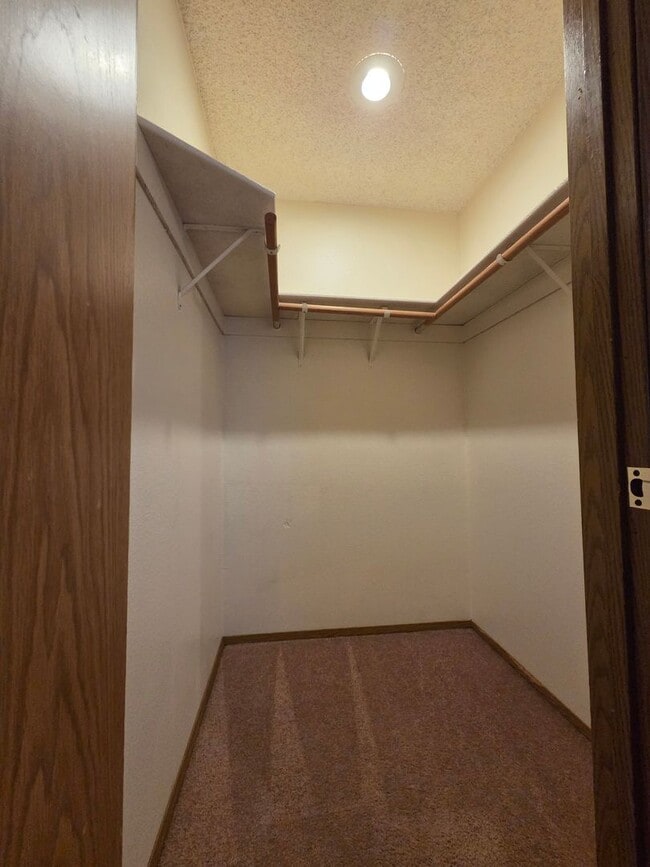 Building Photo - Spacious home with fully fenced yard!