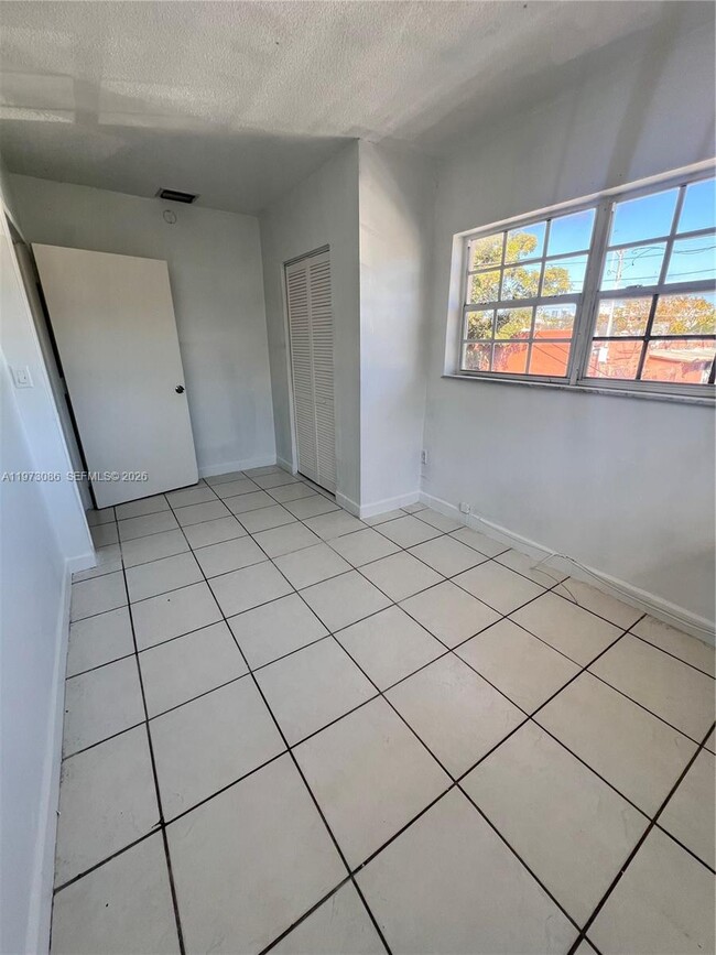 Building Photo - 608 SW 15th Ave