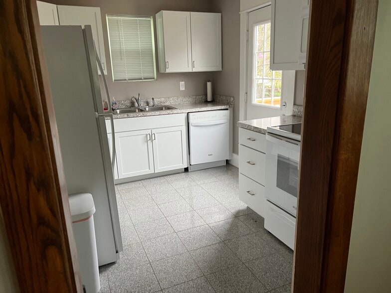 Building Photo - 1136 Peach St