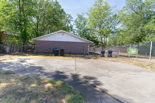 Building Photo - Great Location! 2/1 Duplex Near Downtown Fort Worth