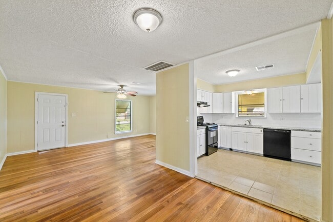 Building Photo - 821 Miller St