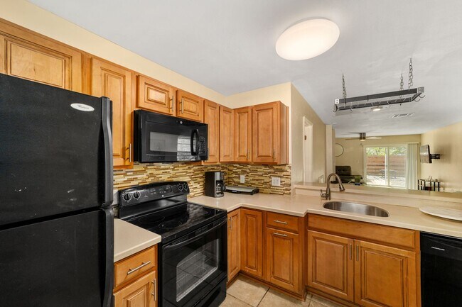 Building Photo - Haystacks Condo