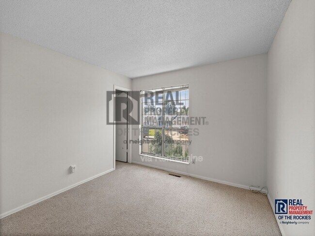 Building Photo - 412 Towhee St