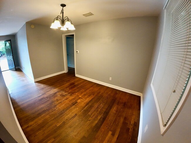 Building Photo - 3/1 Brick Home Near USA Campus w/ Carport & Fenced-In yard