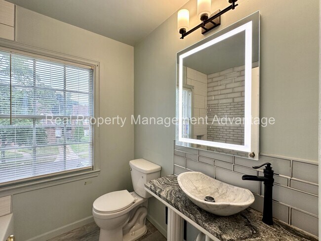 Building Photo - Charming Colonial-Style Home in the Desira...