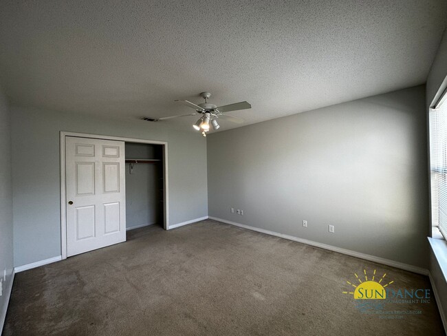 Building Photo - Lovely 3 Bedroom Townhouse in Fort Walton Beach Near both Bases