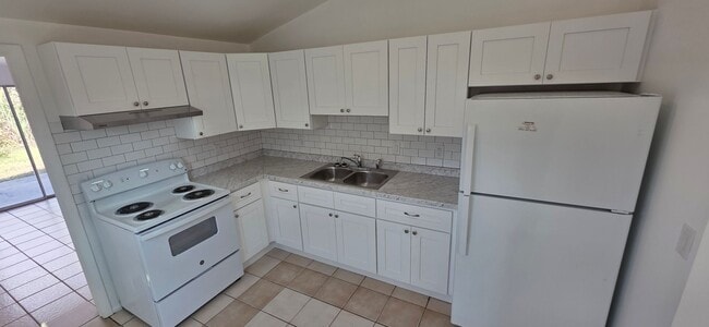 Building Photo - 3 bedroom 2 bath duplex