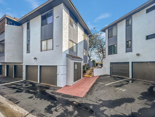 Building Photo - Beautiful 2BD/2BA W/ Private Balcony and In-Unit Laundry in Midway District!