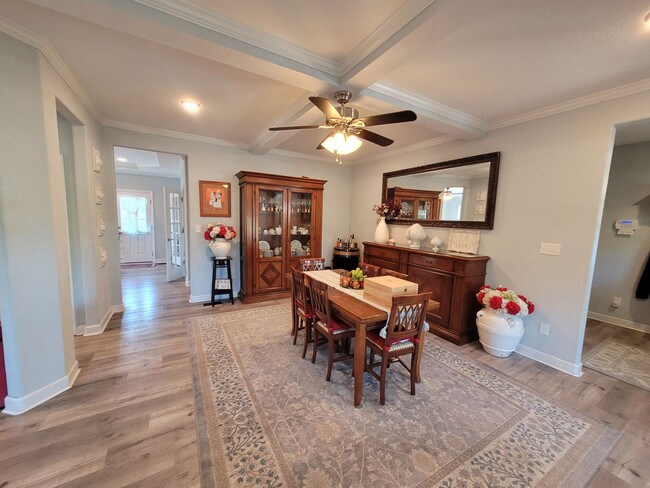 Building Photo - Beautiful & Spacious 4 bedroom, 2.5 bath h...