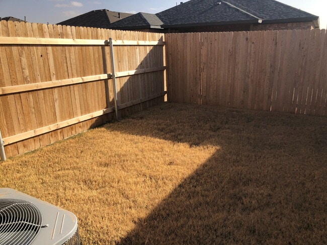 Building Photo - Beautiful well-maintained townhome