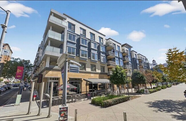 Building Photo - 150 The Promenade N