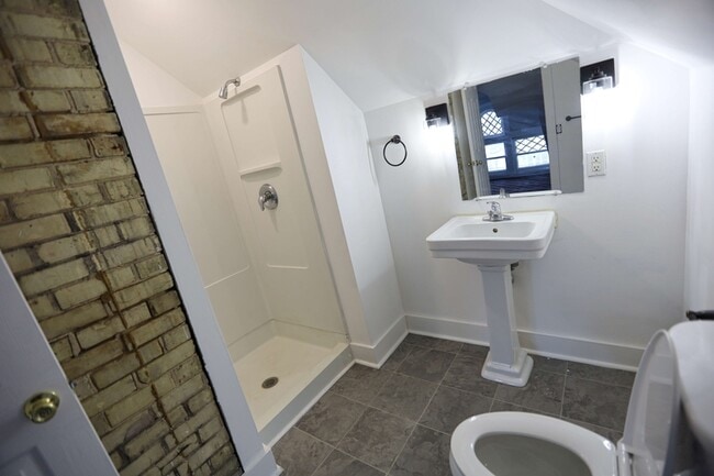 Building Photo - 1222 Wealthy St SE