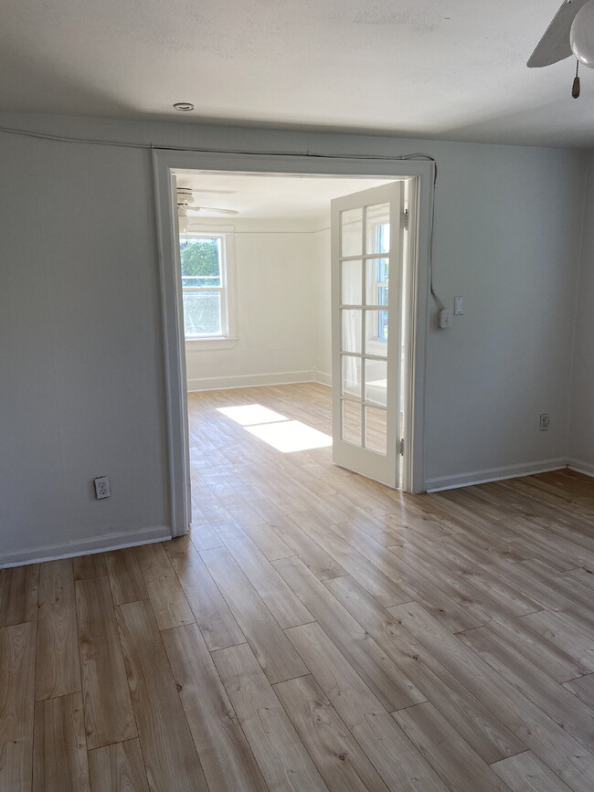 Building Photo - Spacious 3 bed 1 bath, bright & cheery apa...