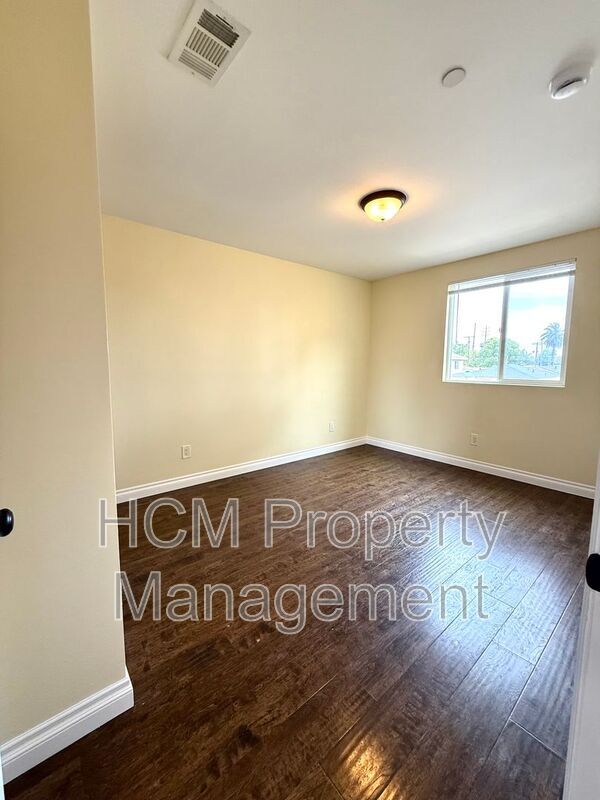 Building Photo - 645 E 78th St