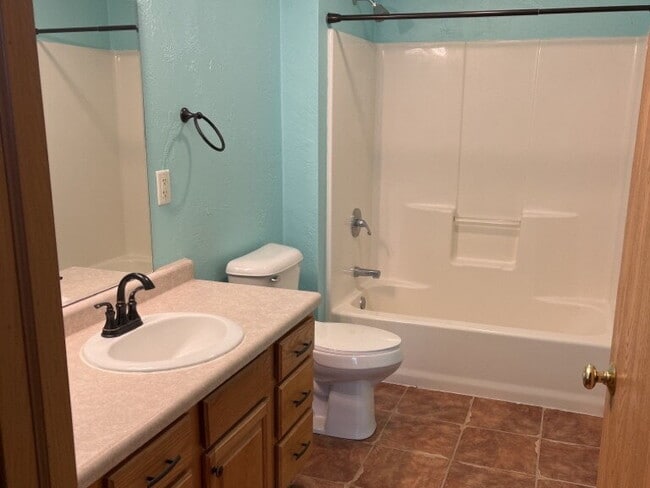 Building Photo - 3 Bedroom, 3 Bath Duplex in Greenville