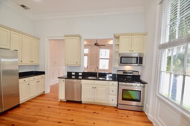 Building Photo - 192 Wentworth St