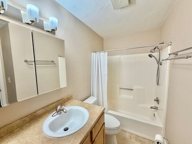 Building Photo - Charming 1/1 in Tumblin Creek - 1 mile from UF!