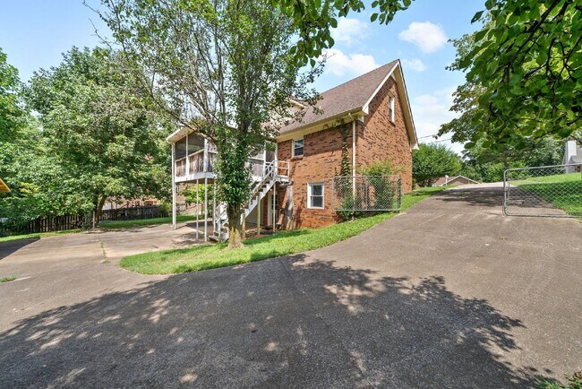 Building Photo - 1026 Foxmoor Dr