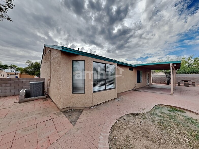 Building Photo - 1566 W Breakwell St