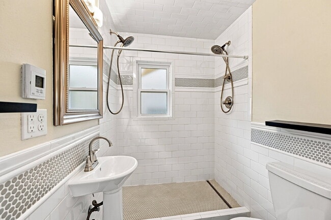 Building Photo - $3,195.95-  3 Bed, 2 Bath Home in Denver with Private Outdoor Area!