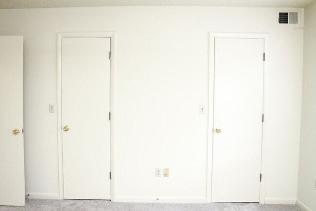 Building Photo - One Bedroom with a Den at Turtle Creek!