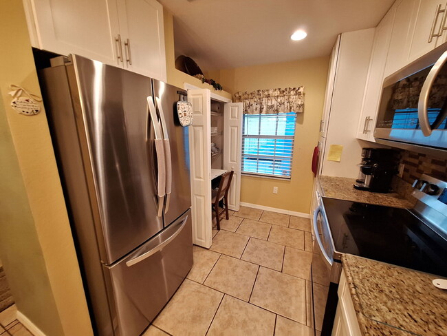 Building Photo - Beautifully upgraded Ground Floor condo wi...