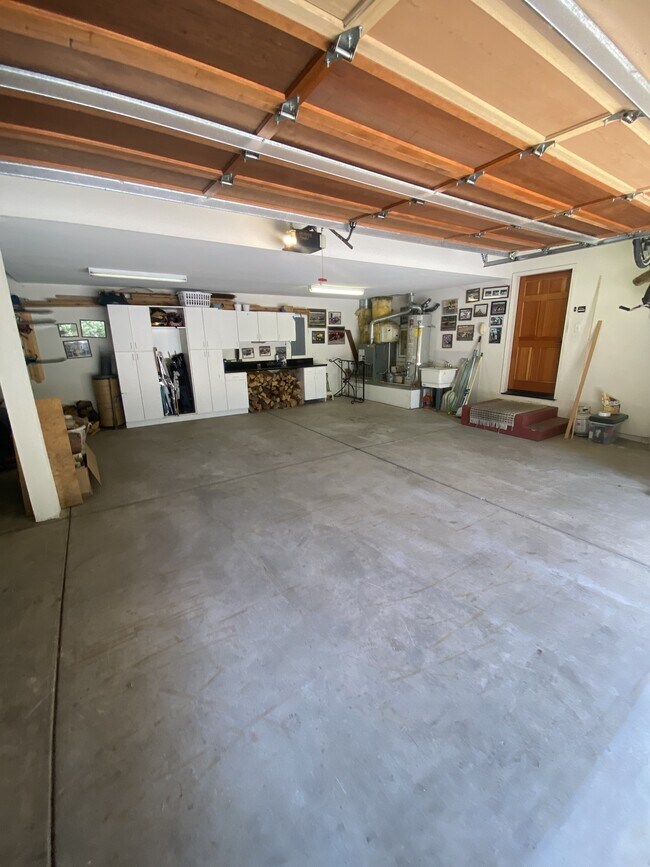 Building Photo - 2346 Highlands Dr