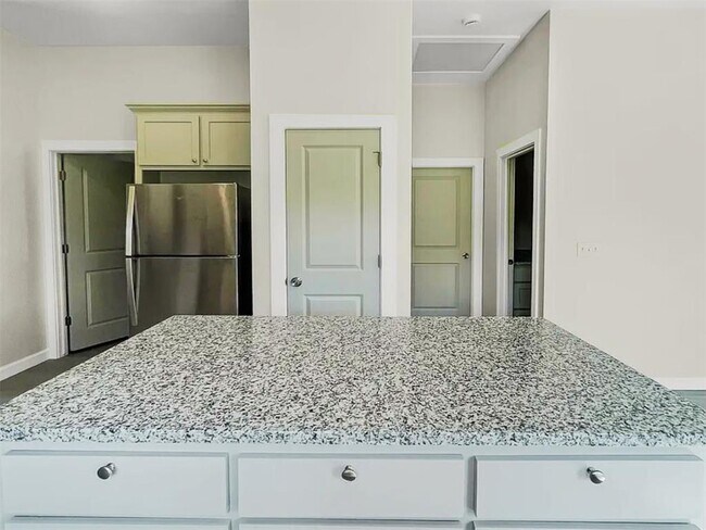 Building Photo - 410 NW Arlington Ave