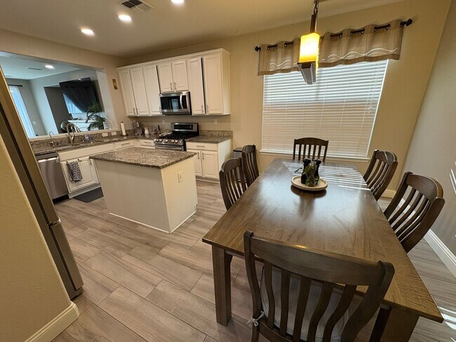 Building Photo - BEAUTIFUL - UPGRADED - LAMINATE FLOORING -...
