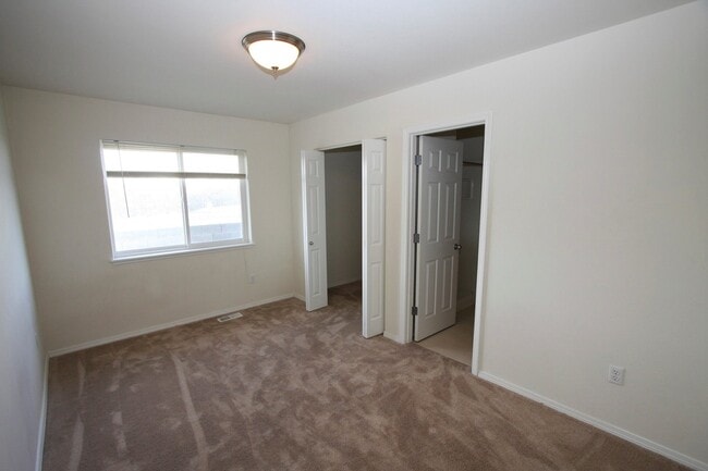 Building Photo - 4 Bedroom Wasilla Townhouse!