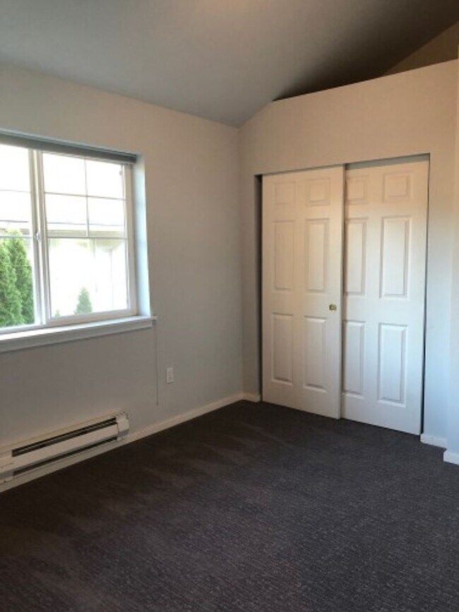 Building Photo - Vaulted Ceilings, Fireplace, LVP Flooring,...