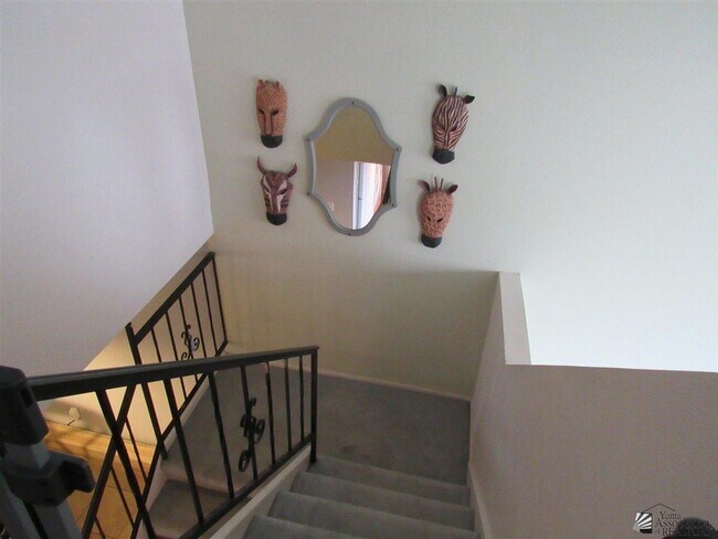 Building Photo - Central townhome with 2 bedrooms and 3 bat...