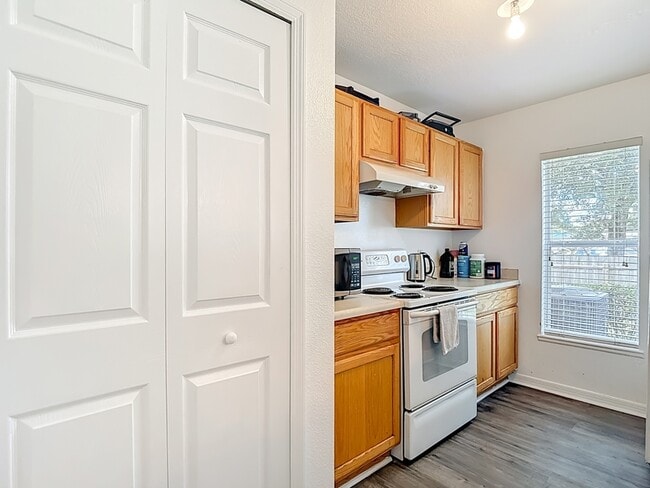 Building Photo - 9856 Ashburn Lake Dr