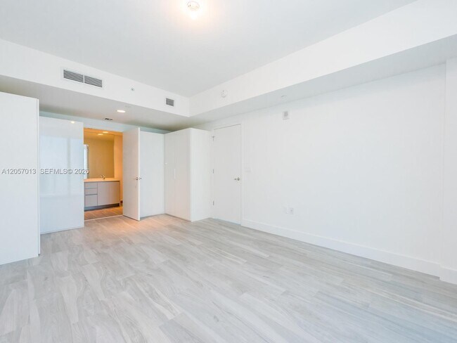 Building Photo - 1010 Brickell Ave