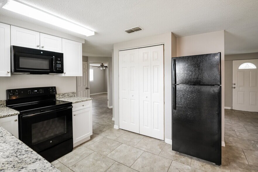 Building Photo - 4024 Cranbrook Pl