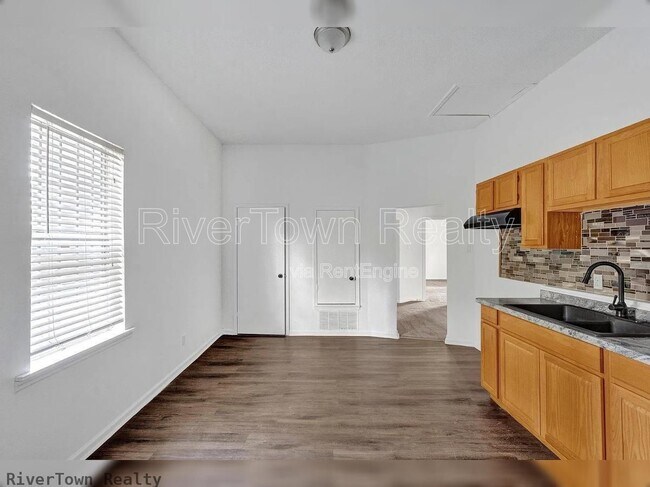 Building Photo - 439 Simpson Ave