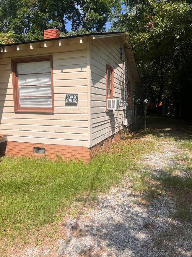Building Photo - Two bedroom /One bath house